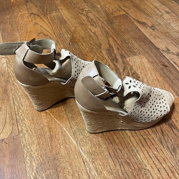 •MARC FISHER•TAN CUT OUT PERFORATED ESPADRILLE PLATFORM WEDGES SIZE 8.5 EUC - Picture 6 of 13